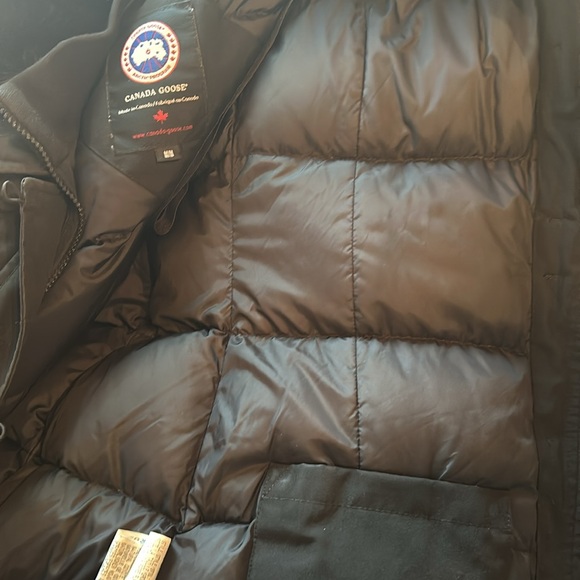 Authentic 🇨🇦 Canada goose jacket - Picture 10 of 17
